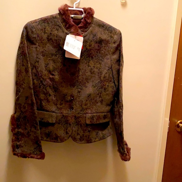 I am selling a blazer. - Picture 1 of 7